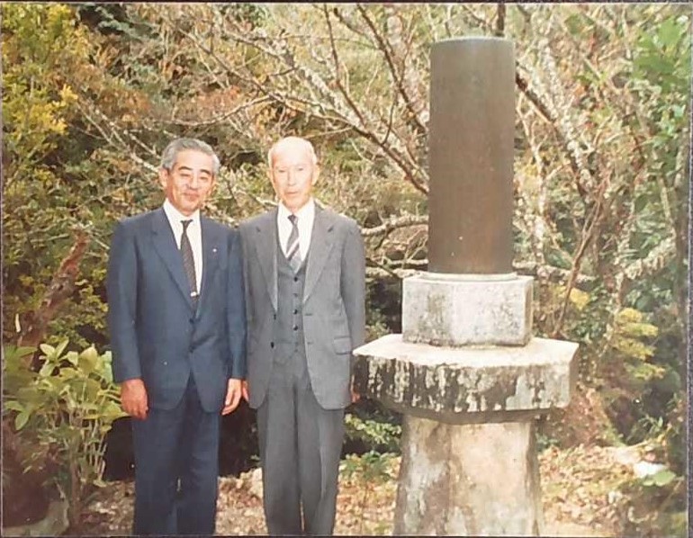 有鄰之碑前での記念撮影